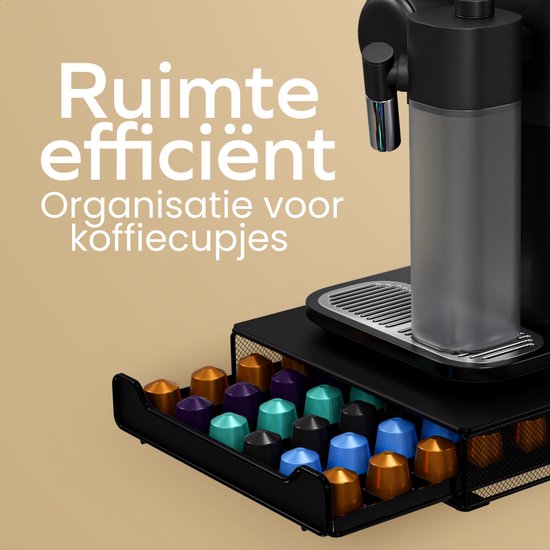 Ruimte efficiënt: Organisatie voor koffiecupjes in een zwarte metalen lade.