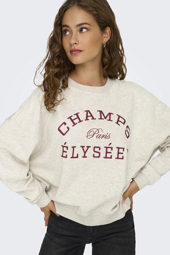 Lichtgrijze sweater met geborduurde tekst 'CHAMPS Paris ÉLYSÉES' in donkerrood.