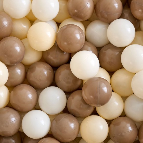 Close-up van veel ballen in de kleuren wit, beige en bruin, die samen een ronde vorm vullen.