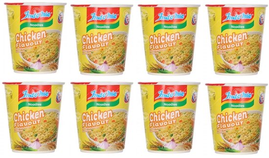 Acht gele Indomie Cups met Chicken Flavour noedels, met ui en kip.
