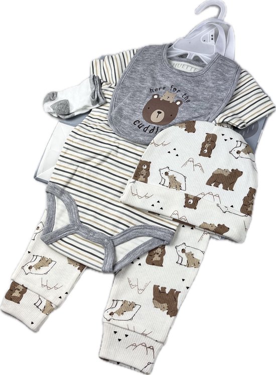 Babykleding set met gestreepte romper, legging en muts met berenprint. Grijze slabbetje met berenopdruk 'here for the cuddly'.