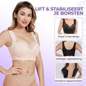 Model met beige kanten push-up bh, diepe V-hals, volledige rugbedekking en voorkomt slappe borsten.