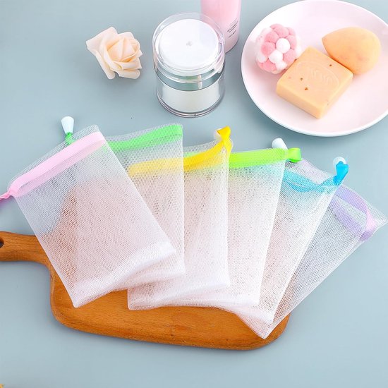 Vijf zeepzakjes met gekleurde trekkoordsluitingen: roze, groen, geel, groen en blauw.