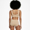 Mannequin vu de dos dans un soutien-gorge beige sans couture à encolure en V et une culotte taille haute.