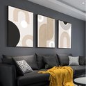 Set van drie abstracte kunstposters met beige, zandkleurige, zwarte en witte cirkels en bogen.