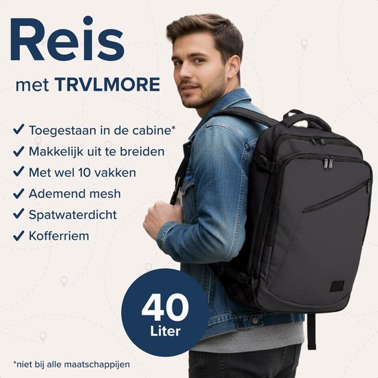 Man met zwarte TRVLMORE 40L rugzak, geschikt als handbagage.