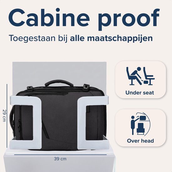 Zwarte handbagage rugzak, 39 cm breed, in een mal om te tonen dat deze onder de stoel past.