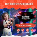Kind met een rood en zwart laserpistool, klaar om te vuren. Nauwkeurig tot 40 meter.