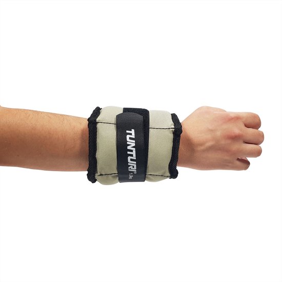 Een grijs Tunturi enkel-/polsgewicht van 0.5kg om een pols gedragen.