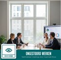 Zakelijke vergadering met raamfolie die privacy biedt. Tekst: 'Ongestoord werken'.