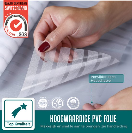 Hand toont hoogwaardige PVC-folie met horizontale strepen. Kwaliteitscertificaat Zwitserland.
