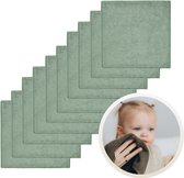 Tien zachtgroene spuugdoekjes gestapeld in een hoek. Inzet: een baby met een groen monddoekje.