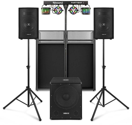 Compleet Vonyx DJ-systeem met twee speakers op statieven, subwoofer, DJ booth en BeamZ Partybar lichteffect.