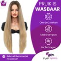 Model met lang, steil, blond ombre haar, met de tekst 'Pruik is wasbaar, om de 2 weken met shampoo, luchtdrogen'.