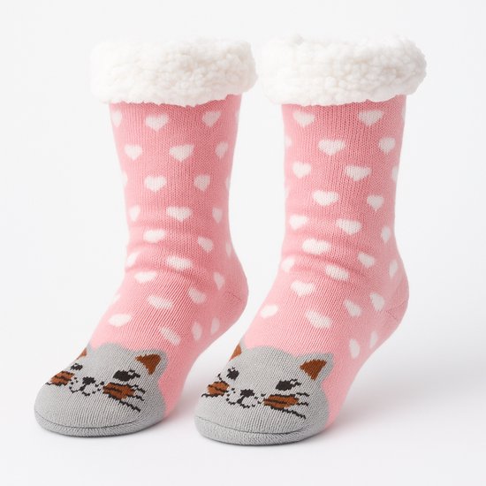Roze huissokken met witte hartjes en witte fluffy boord, met een print van een kattengezicht op de voorkant.