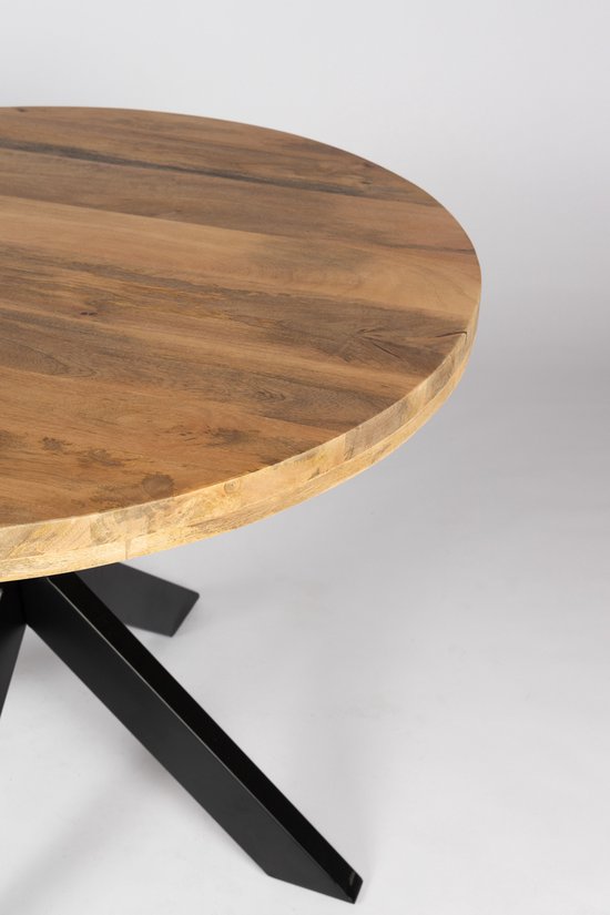 Detail van de rand van een ronde eettafel met een natuurlijk mangohouten blad en zwart metalen onderstel.