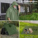 Man met groene regenponcho die een tent opzet. Close-ups van het product als schuilplaats en picknickmat.
