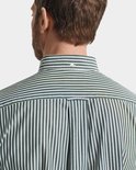 Achterkant van man met groene gestreepte blouse