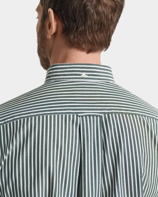 Achterkant van man met groene gestreepte blouse