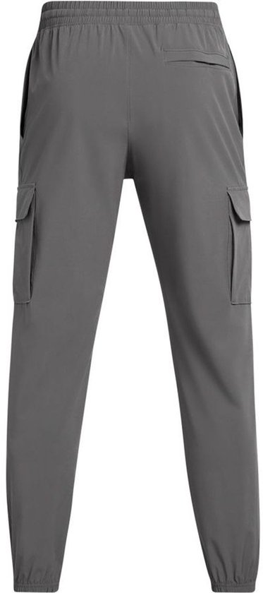 Achterkant van grijze cargo trainingsbroek met cargo zakken.