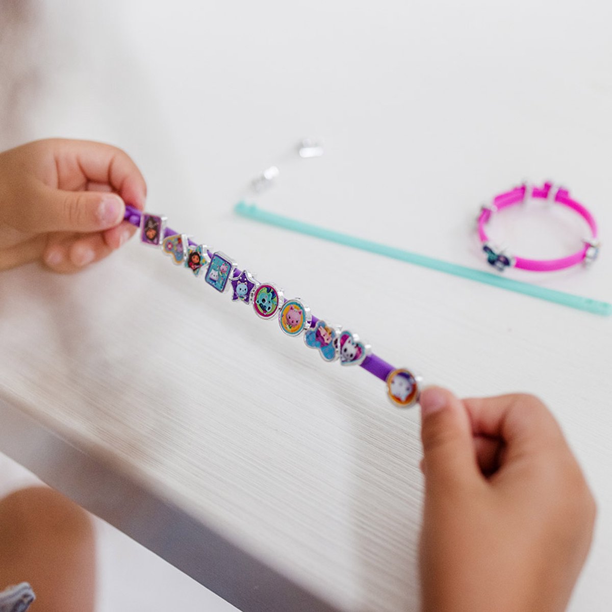 Disney Frozen Totum 3 schuif armbandjes maken met 18 bedels - knutselen speelgoed meisjes vanaf 3 jaar - Olaf - Anna - Elsa prinsessen cadeautip — afbeelding 6
