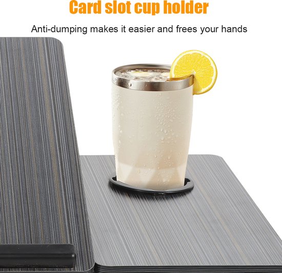Detail van een donkergrijs houten laptoptafel met een sleuf voor een bekerhouder en een glas met citroen.