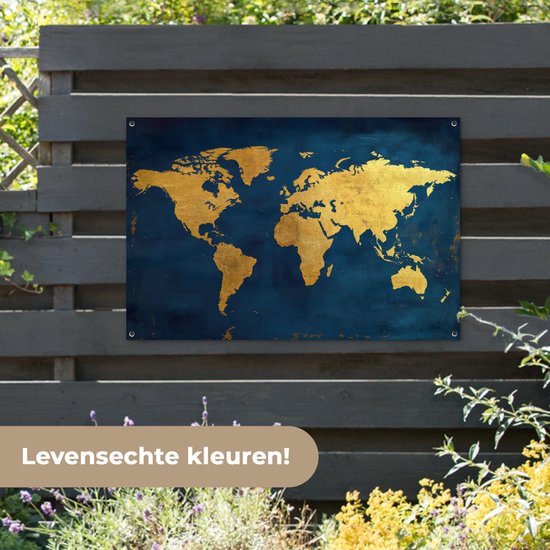 Carte du monde dorée sur fond bleu foncé, accrochée à une clôture gris foncé dans un jardin.