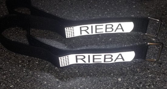 Twee zwarte broekklemmen met gespen en een reflecterend 'RIEBA' logo.