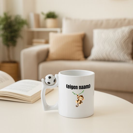 Hacebo® - kleine aap met eigen naam koffiebeker met voetbal wit - Aap - apen liefhebbers - thee mok - koffie beker - iemand die houdt van apen - verjaardag - cadeau - kado - koffiemok - 330 ML