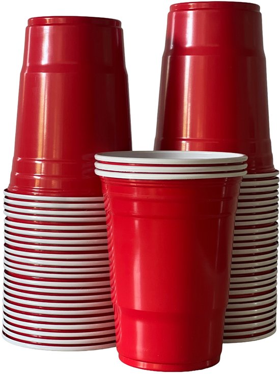 Drie rode beerpong bekers met witte randen, twee gestapeld, één met de rand zichtbaar.