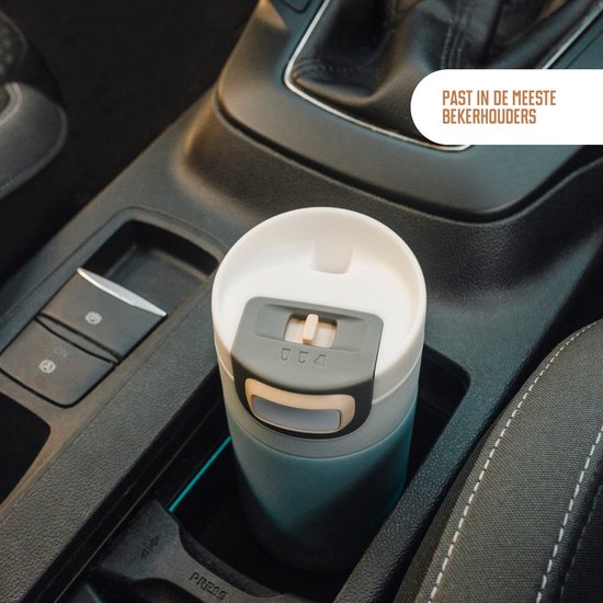 Thermos Kambukka bleu et gris dans un porte-gobelet de voiture.