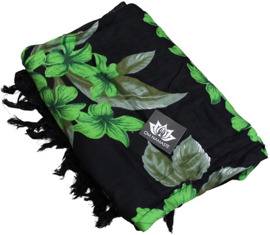 Om Namaste Sarong - 641 - Groene Bloemen op Zwart van Om Namaste — afbeelding 3