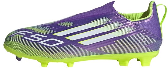 Paarse voetbalschoen met neongele accenten en witte strepen. De schoen heeft een vetersloze sluiting en een neongele zool.