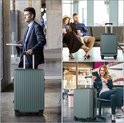 Collage van een man met koffer in station, en reizigers met koffers in wachtruimte.