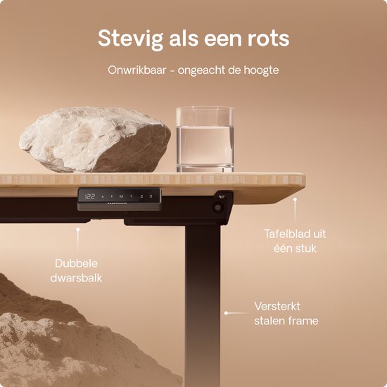 Massief houten bureaublad met een steen en glas water erop. 'Stevig als een rots', 'Onwrikbaar - ongeacht de hoogte', 'Tafelblad uit één stuk', 'Versterkt stalen frame', 'Dubbele dwarsbalk'.