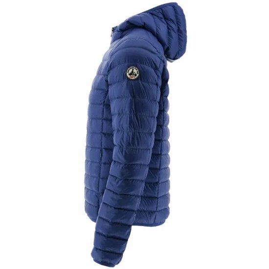 Zijkant van de blauwe JOTT jas met capuchon, ritssluiting, horizontale banen en logo