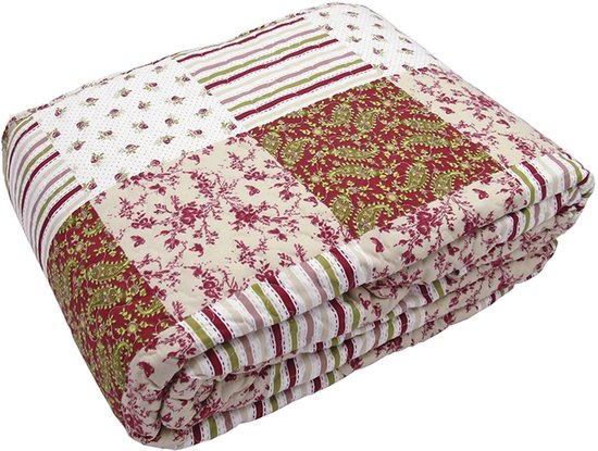 Gevouwen bordeauxrode quilt met patchwork. Bloemige, paisley en streepdessins op beige achtergrond.
