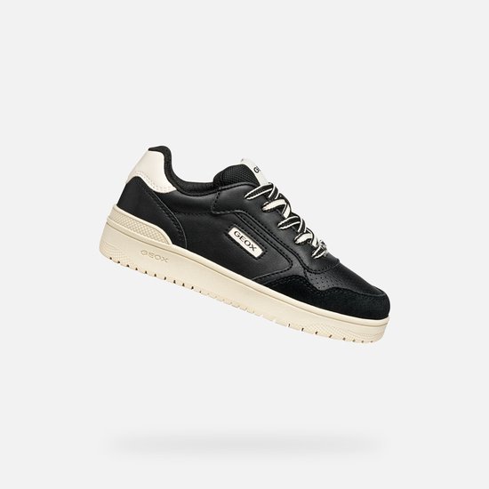 Zwarte Geox sneaker, op de zijkant gezien, met wit-zwarte veters, suède en beige zool.