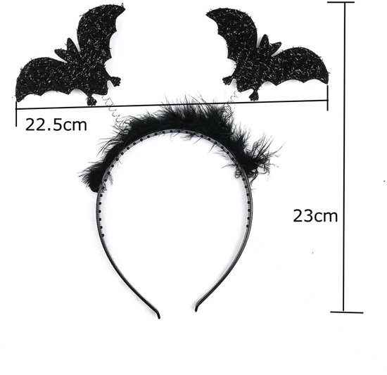 Zwarte haarband met veren en twee kleine vleermuisjes, naast een grotere vleermuis toverstafje. Afmetingen 22.5cm en 23cm.