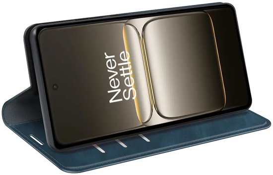 Blauw telefoonhoesje in opengeklapte stand, met telefoon die op 'Never Settle' staat.