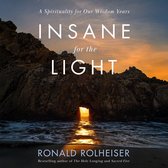 Boekomslag voor "Insane for the Light" met tekst: "A Spirituality for Our Wisdom Years", "INSANE for the LIGHT", "RONALD ROLHEISER". Op de achtergrond een zonsondergang met een rotsformatie en de oceaan.