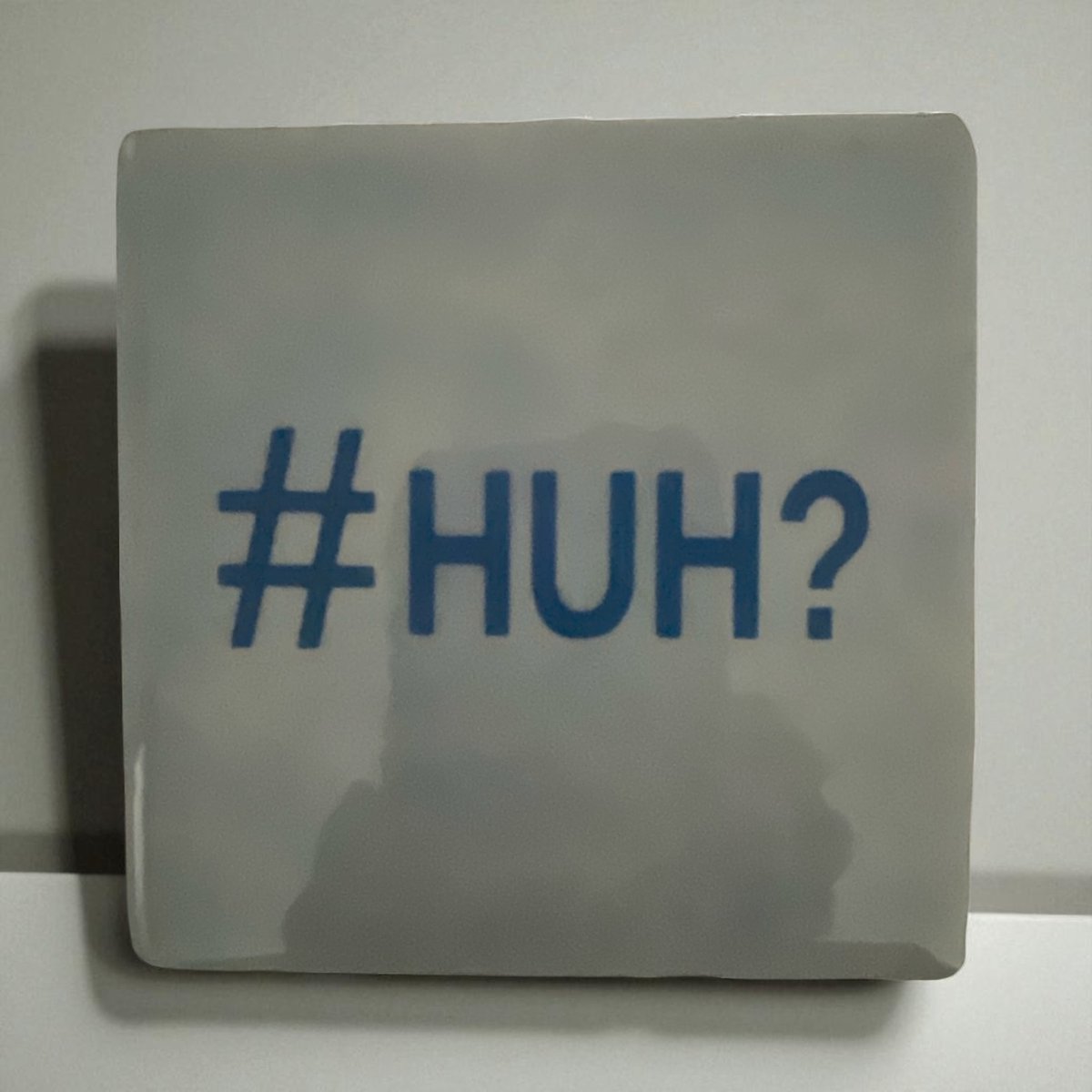 Hip Tegeltje met Tekst-#Huh#-Wit-Spreuk-Cadeau-Geschenk-Gift-Kado=Zomaar-Uitspraak-Grappig