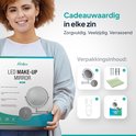 Vrouw met make-upspiegel met LED-verlichting van Mirlux.