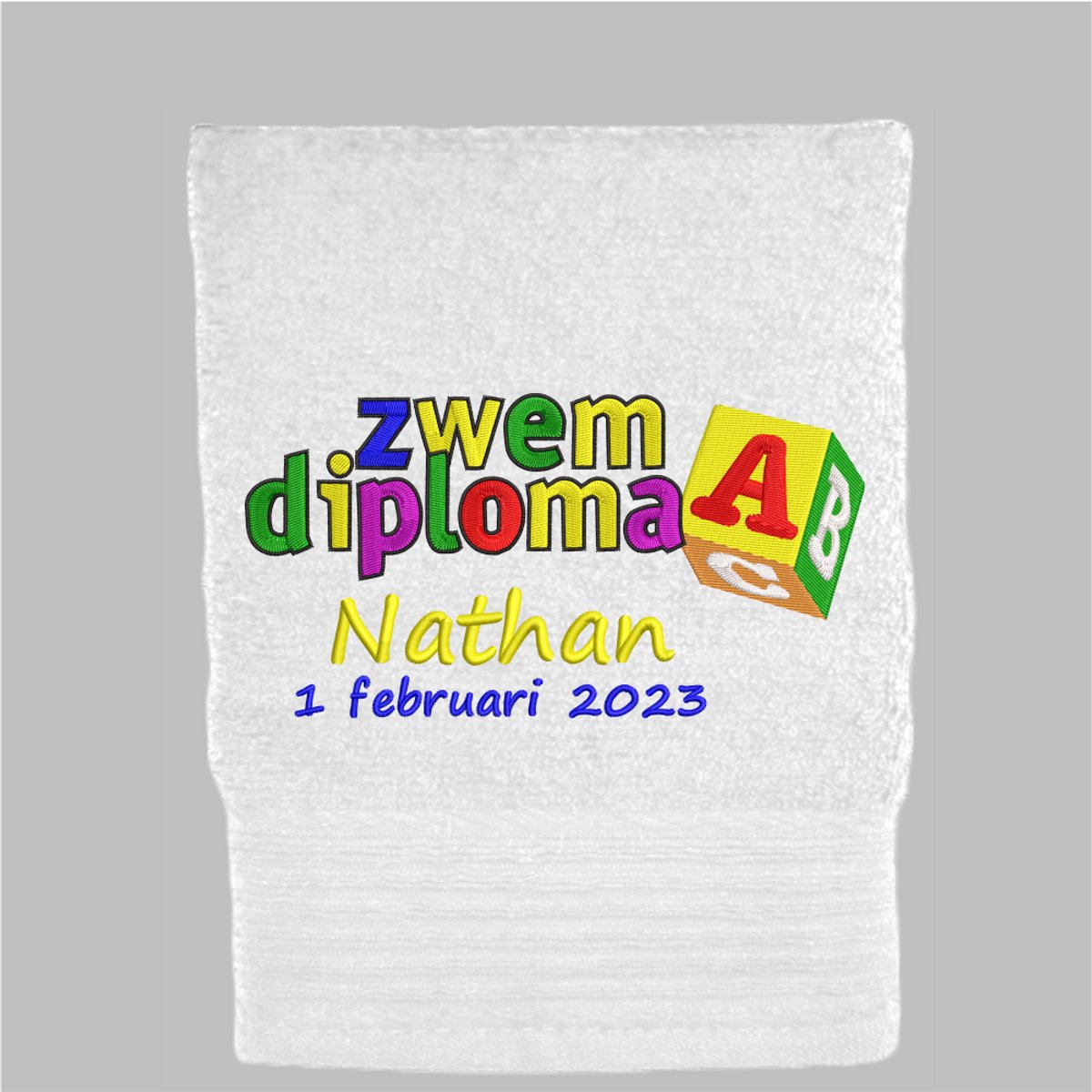 Handdoek zwemdiploma A met naam en datum van afzwemmen - 550gr - 70x140cm - Wit - Cadeau Afzwemmen - geborduurd