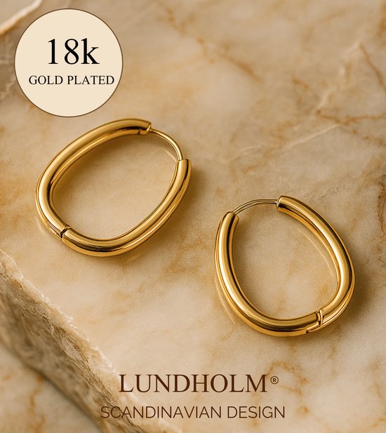 Boucles d'oreilles ovales dorées sur fond marbre. Texte "18k GOLD PLATED" et "LUNDHOLM SCANDINAVIAN DESIGN".