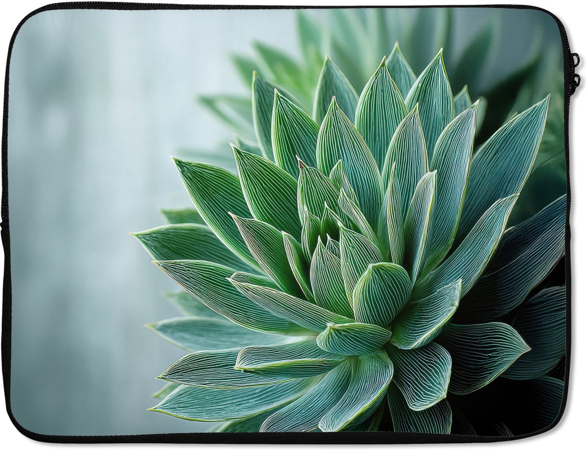 Laptophoes 15.6 inch - Vetplant - Bladeren - Groen - Wazig - Laptop sleeve - Binnenmaat 37x26 cm - Zwarte achterkant