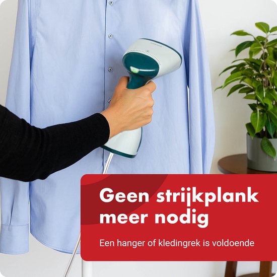 Hand wordt gebruikt om witte en turquoise stoomstrijkijzer op een lichtblauwe jurk te gebruiken. Tekst: "Geen strijkplank meer nodig".