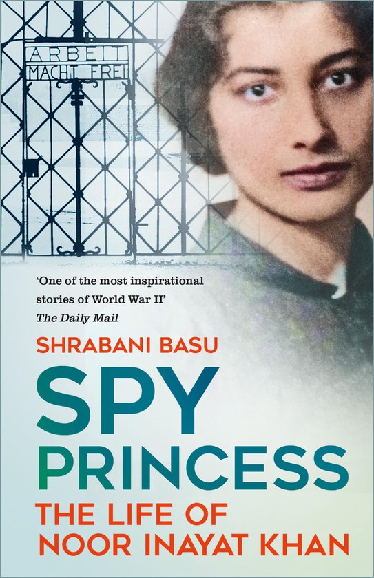 Boekomslag: Portret van een jonge vrouw met op de achtergrond een hek met de tekst 'Arbeit Macht Frei'. 'Spy Princess', de biografie van Noor Inayat Khan.