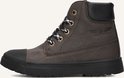 Detail van een donkerbruine leren veterboot met zwarte neus, veters met zwart-witte strepen en zwarte zool.
