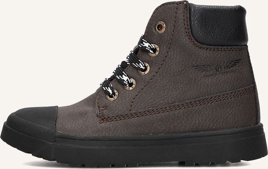 Detail van een donkerbruine leren veterboot met zwarte neus, veters met zwart-witte strepen en zwarte zool.